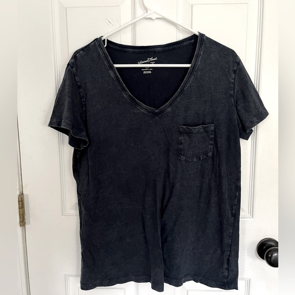 Universal Thread Navy Blue v-neck T-shirt - Large - like new